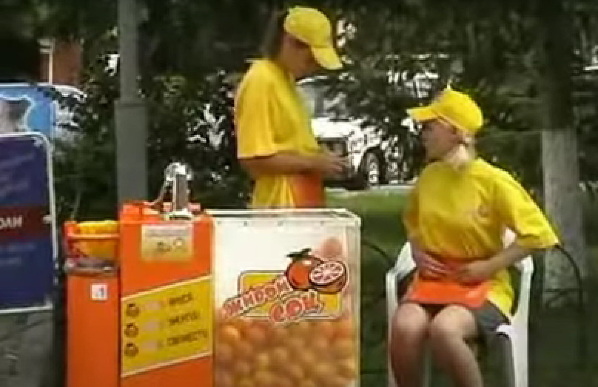 В 2003 году возле Дома быта продавали сок из свежевыжатых апельсинов