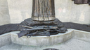 В Краснодаре в «Расстрельном углу» вандал спилил у памятника шашки и ружья