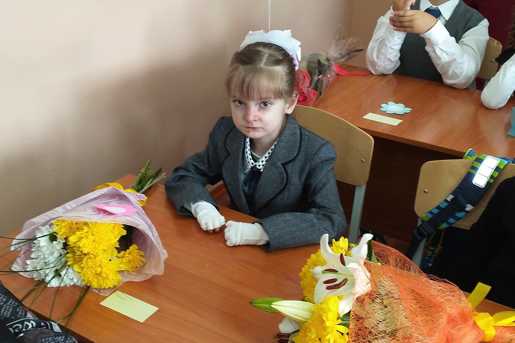 Здесь Лиза в свой первый в жизни школьный день — в 1-м классе Здесь Лиза в свой первый в жизни школьный день — в 1-м классе