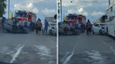 Пассажирский автобус столкнулся лоб в лоб с KIA Rio в Новосибирске — на месте работают пожарные и ДПС