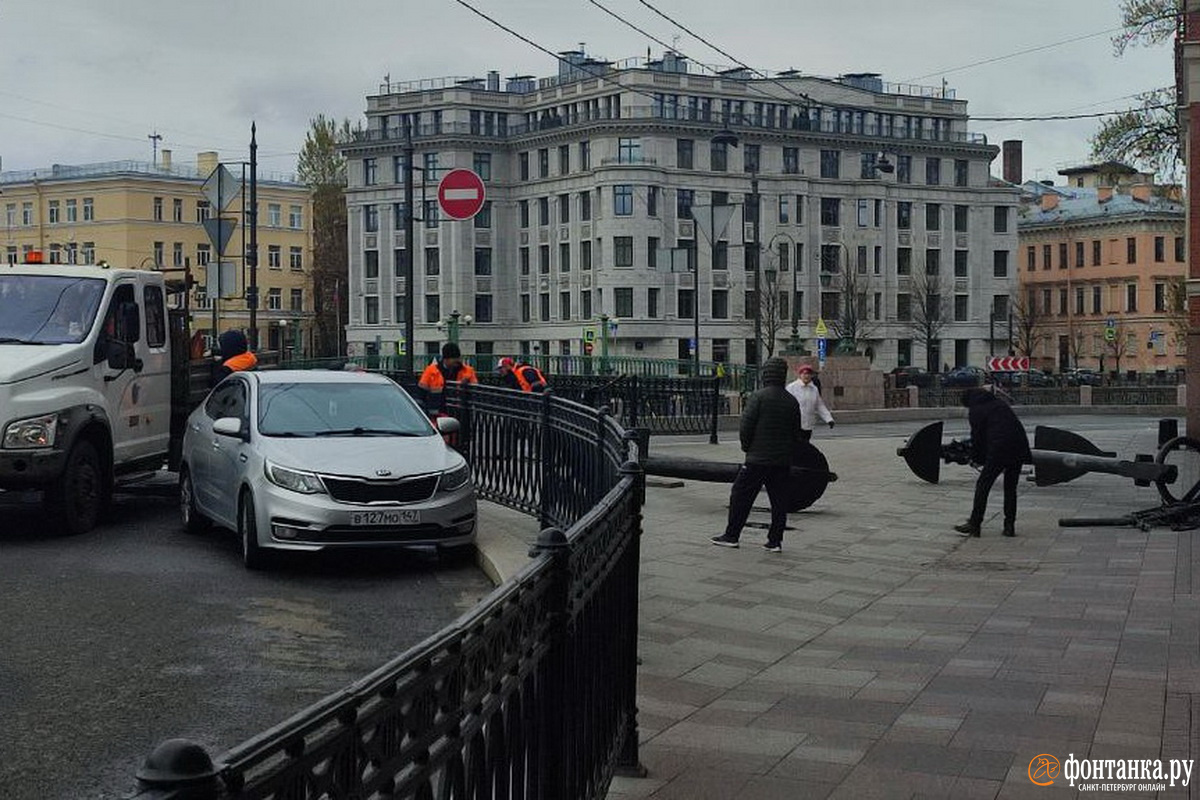 Люди продолжают нести цветы на Поцелуев мост после трагедии с автобусом -  11 мая 2024 - ФОНТАНКА.ру