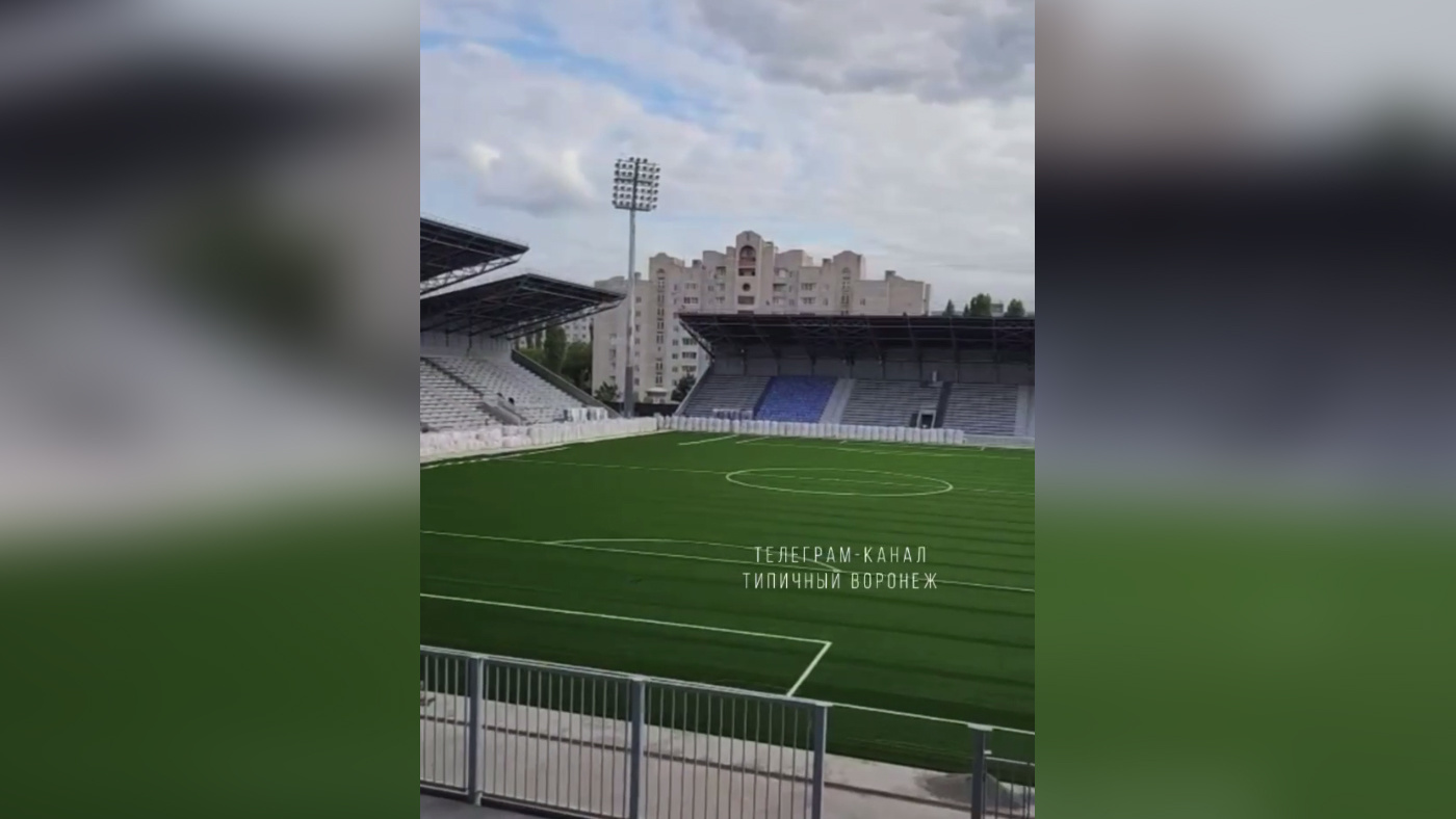 На строящемся в Воронеже стадионе «Факел» уложили новый газон