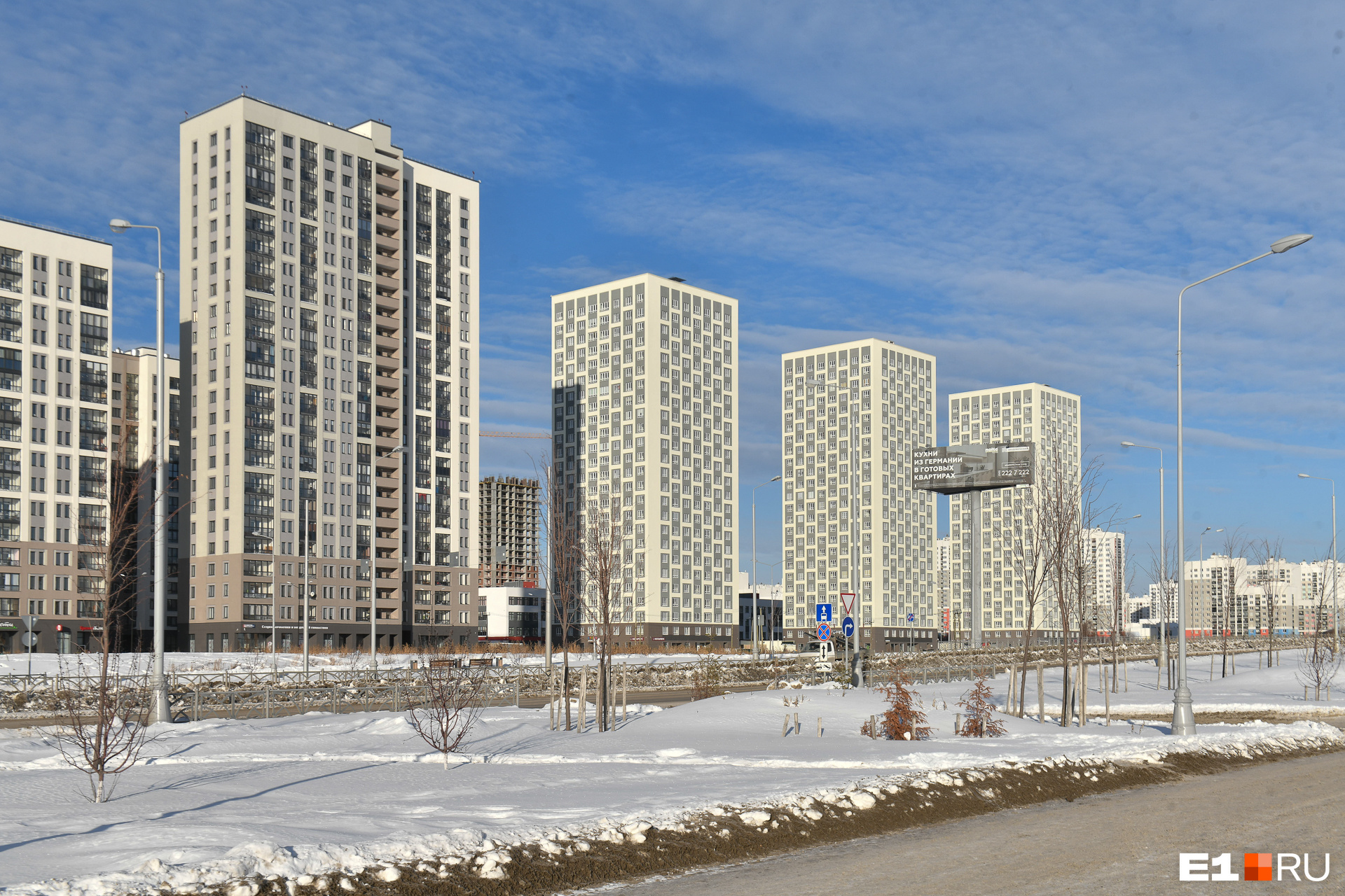 В Екатеринбурге продали в пять раз меньше квартир в новостройках, чем обычно. Объясняем, почему это нормально