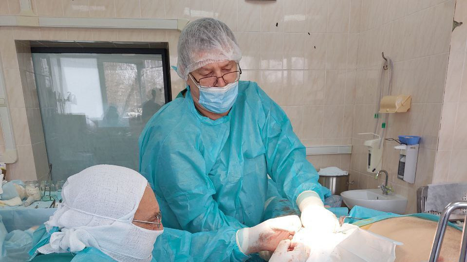 «Сейчас на коленке оперируем»: история пермского травматолога, который буквально живет в больнице Северодонецка
