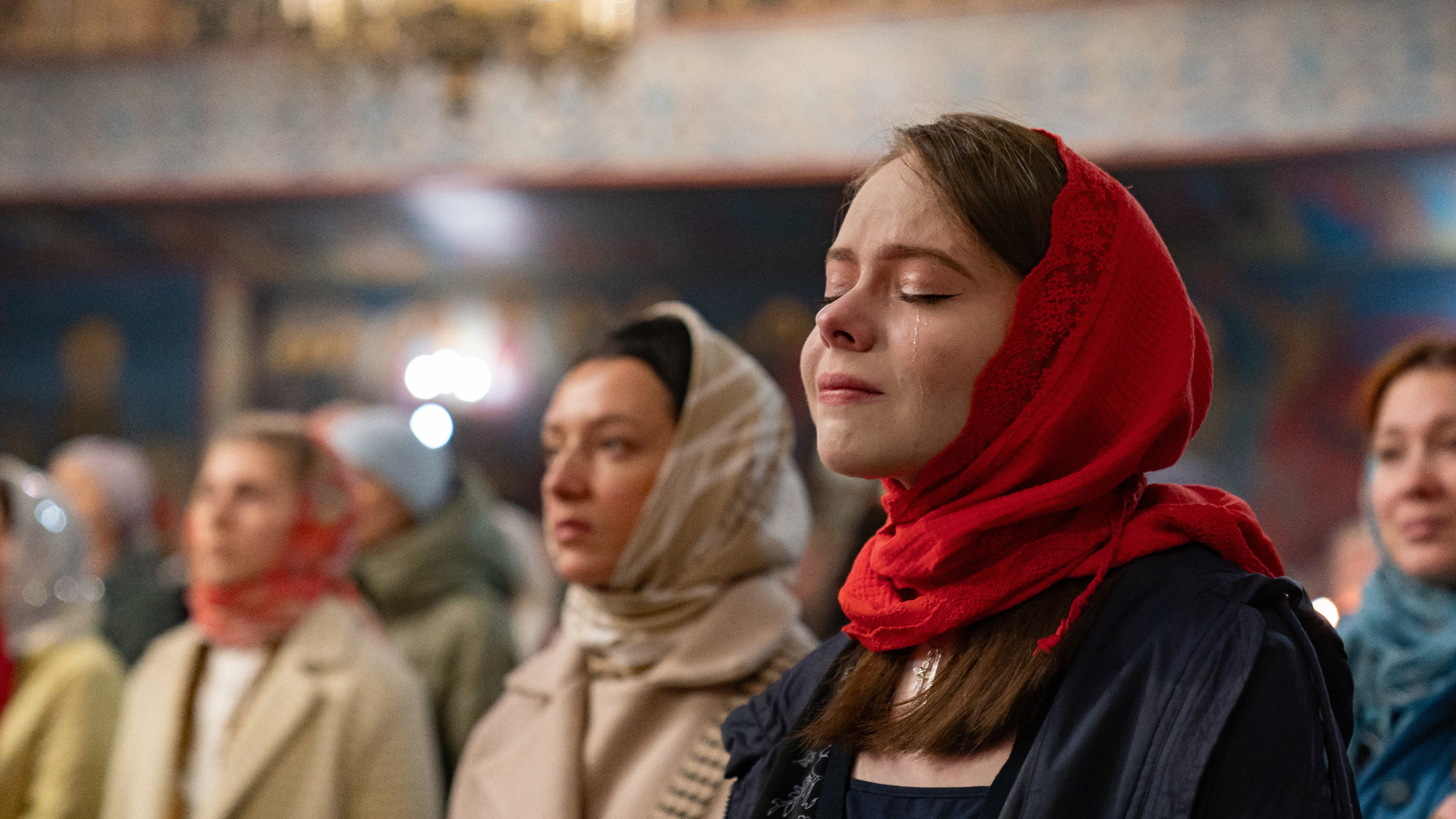 «Слёзы и свечи»: как православные кемеровчане отметили пасхальную ночь — светлый фоторепортаж со службы