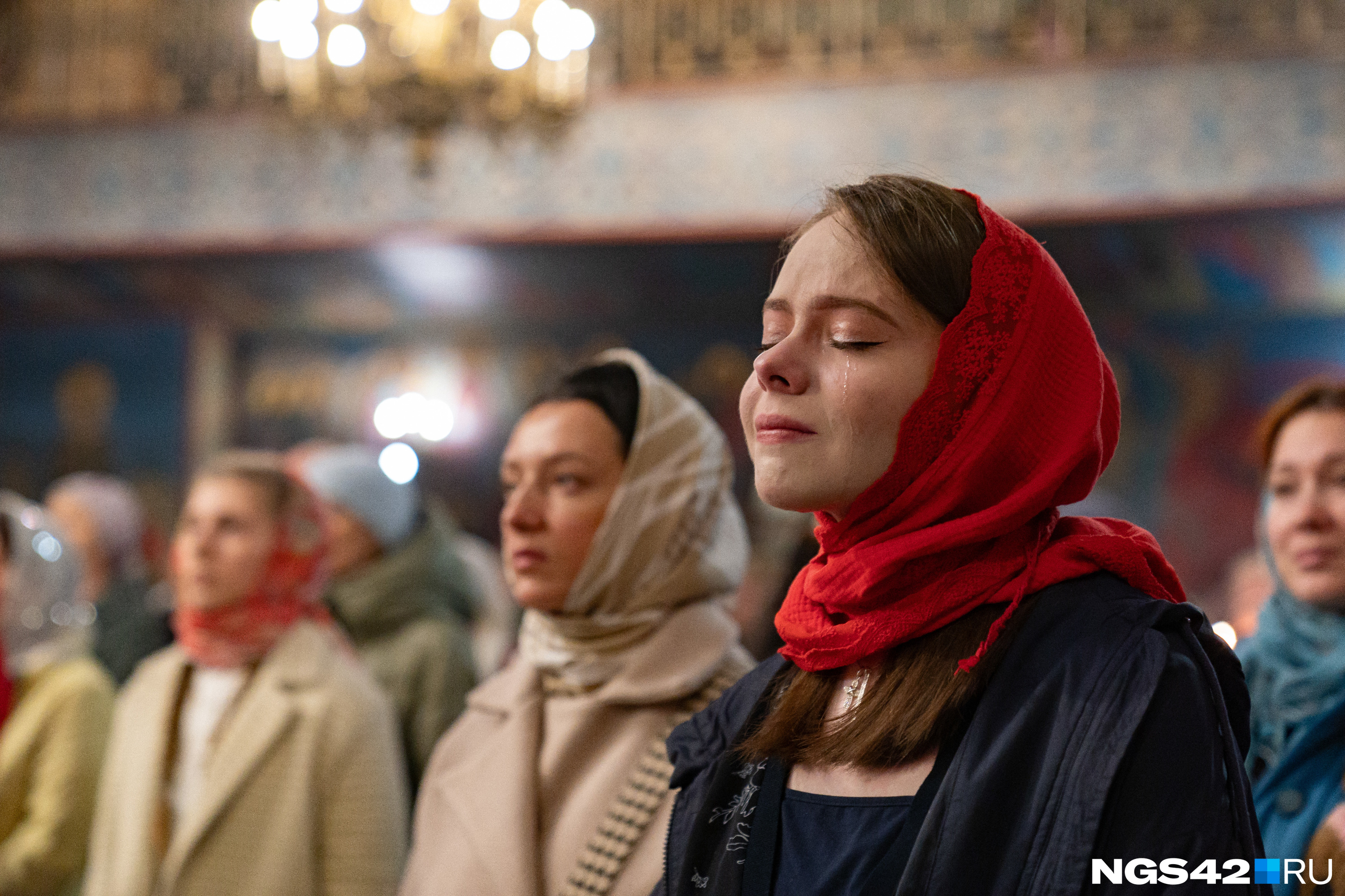 «Слёзы и свечи»: как православные кемеровчане отметили пасхальную ночь — светлый фоторепортаж со службы