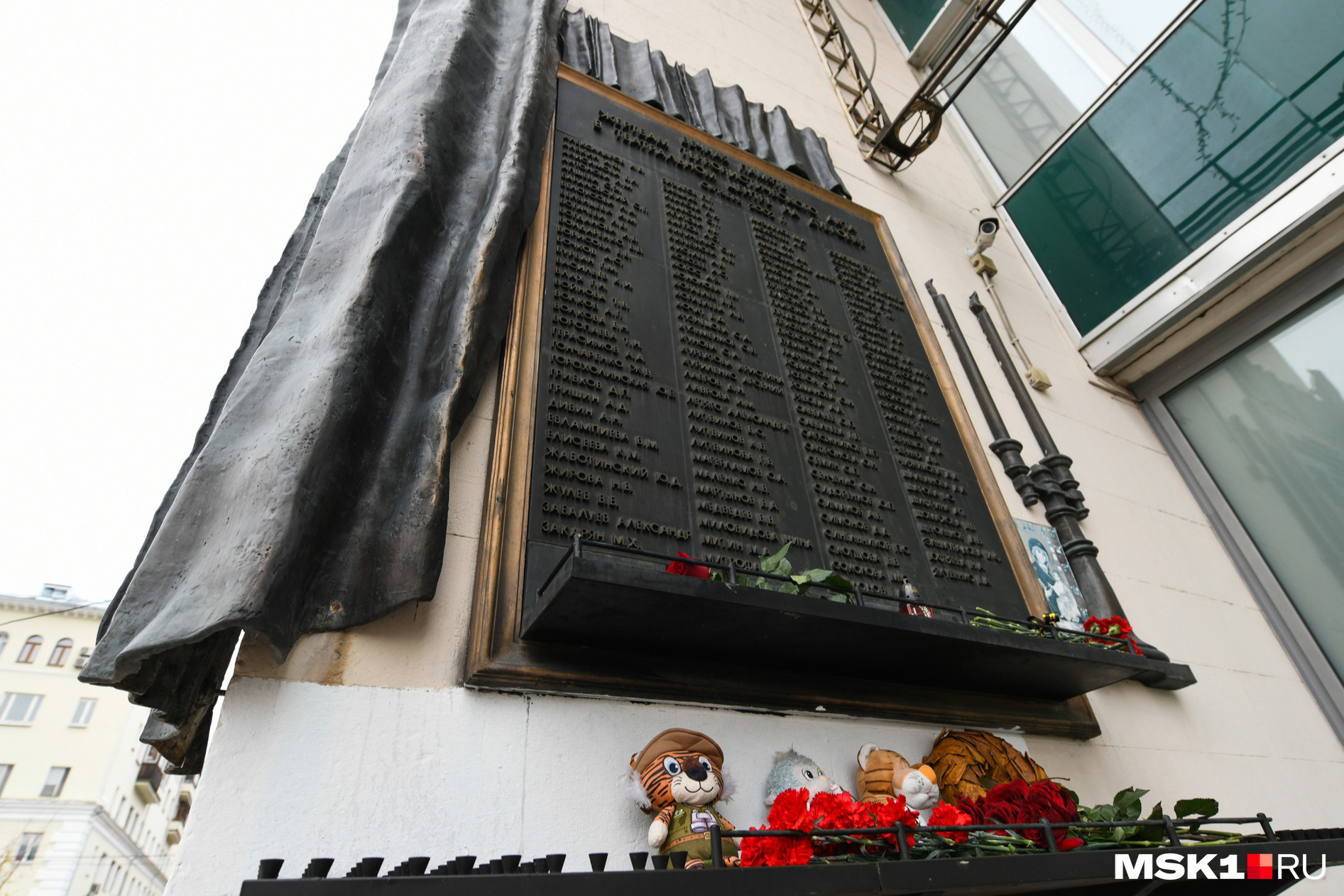 У входа в театр на Дубровке установлен монумент в память о жертвах теракта