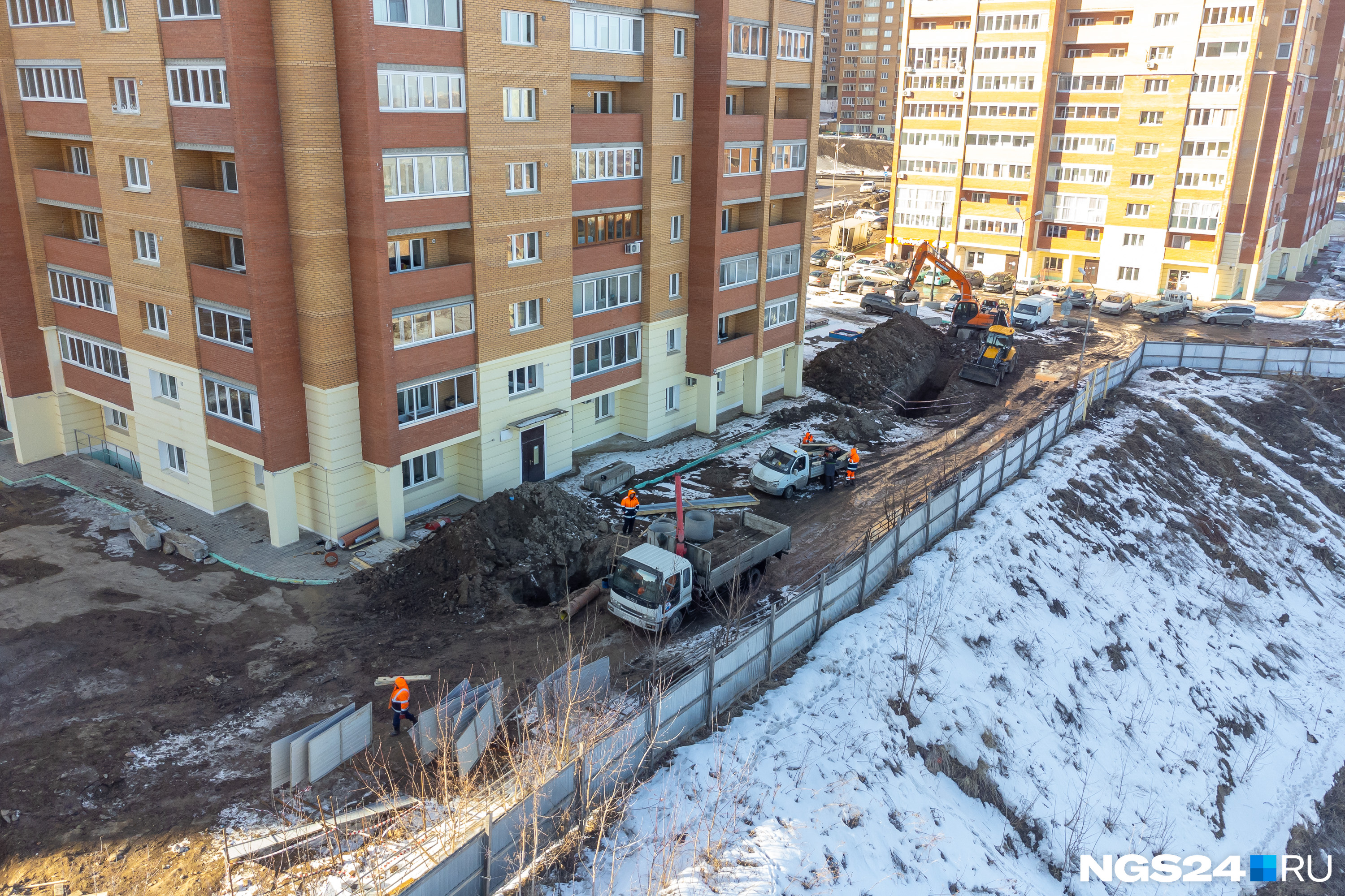 Пока траншею роют вдоль 26-го дома Пока траншею роют вдоль 26-го дома