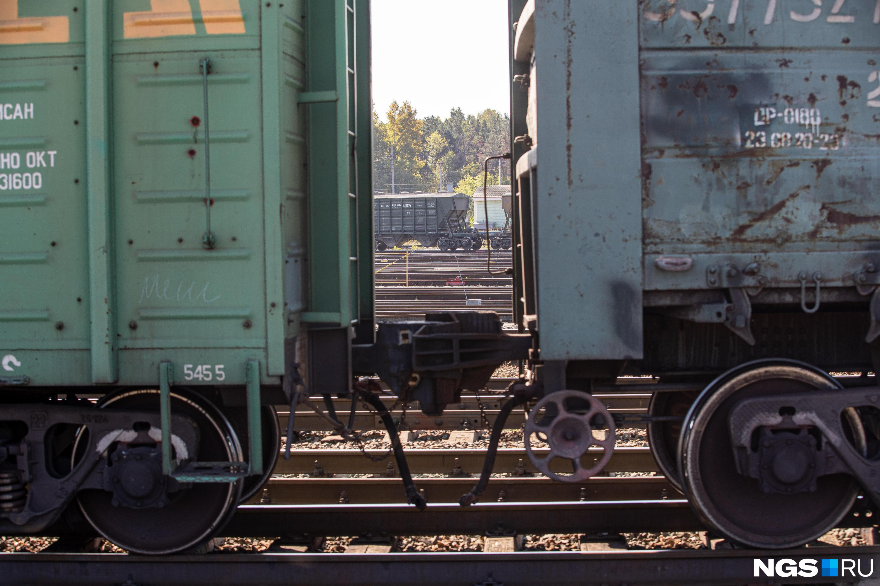 Вагоны грузового поезда сошли с рельсов в Забайкалье