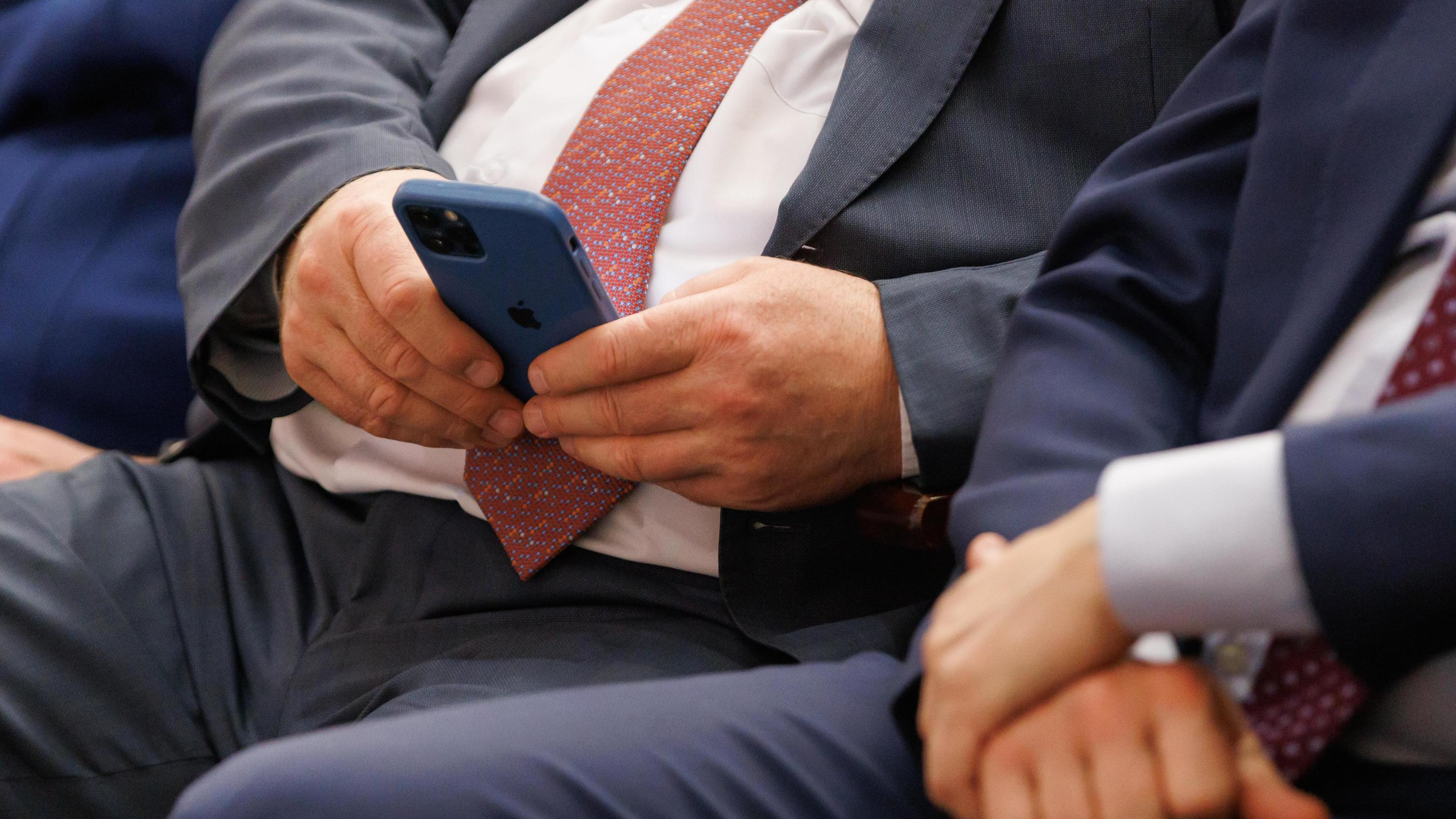 Депутат Госдумы из Кузбасса заявил, что Google и Apple могут отключить смартфоны россиянам. Что, правда могут?