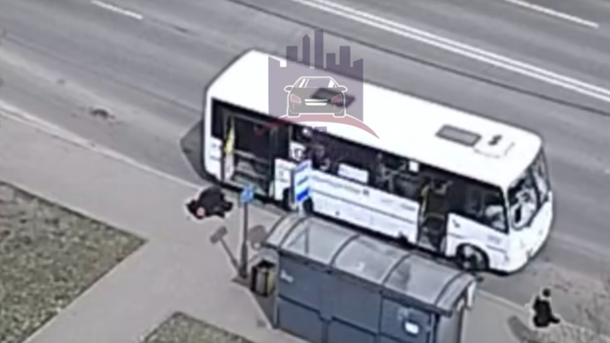 В Зеленой роще пассажира вытолкнули из автобуса после перепалки: он упал и разбил голову