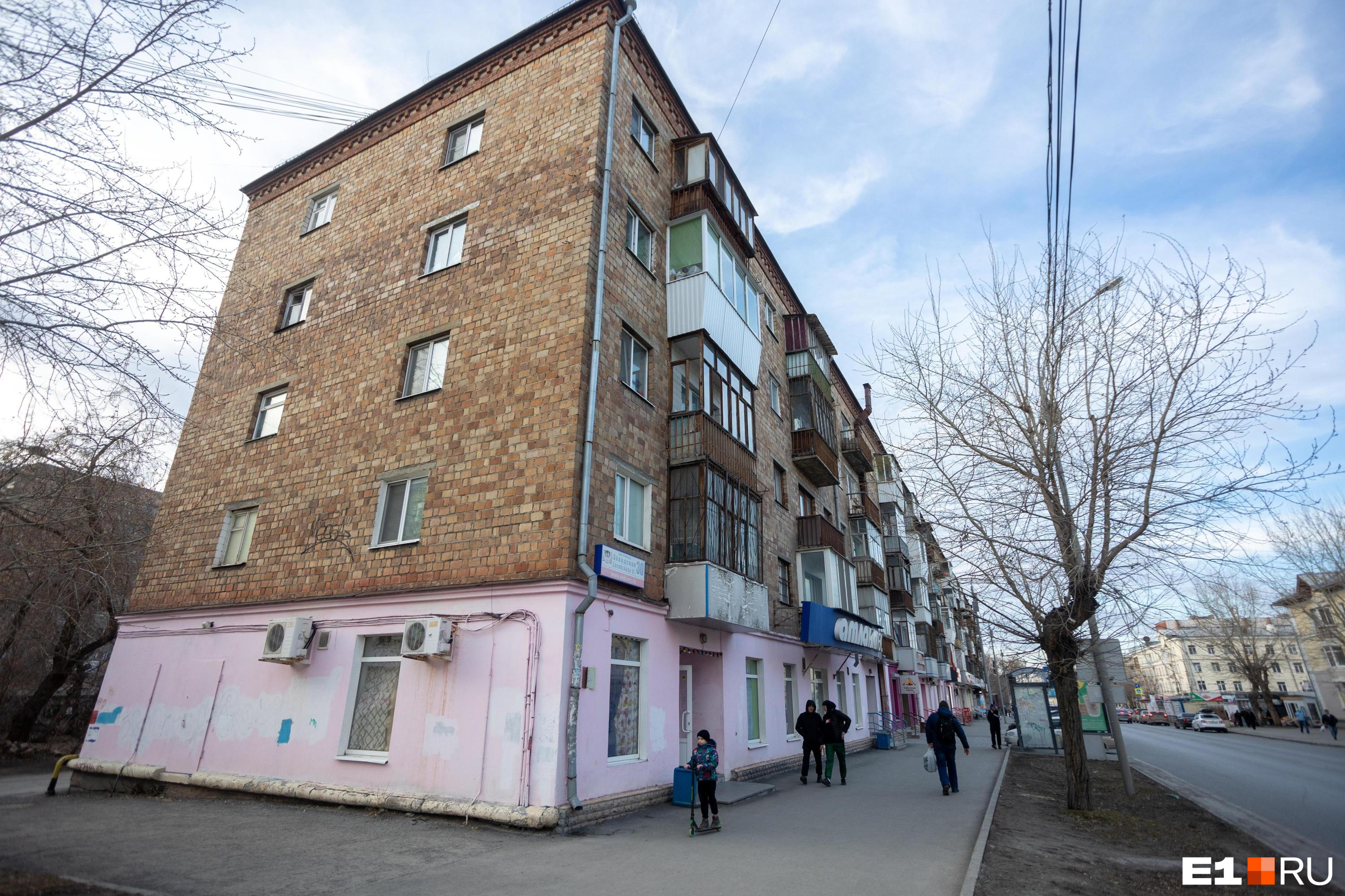 В Екатеринбурге решили снести магазин известного бизнесмена. Ему заплатят в два раза больше, чем обещали