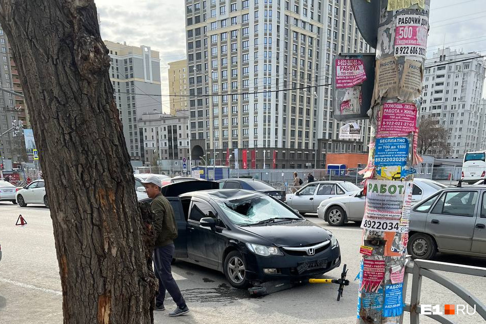 На утренней домашней разминке голая гимнастка присела на шпагат