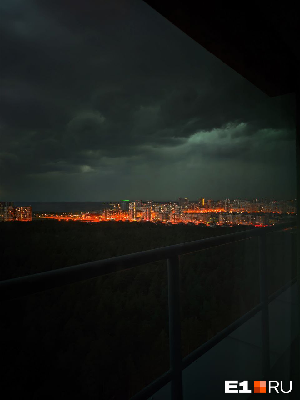 На Екатеринбург обрушился ураган. Смотрим, как он валит деревья и разгоняет прохожих