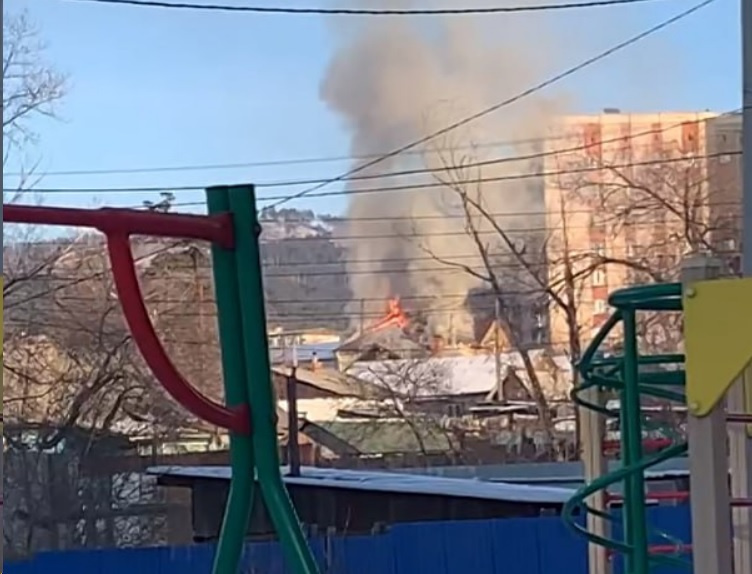 Частный дом вспыхнул рядом с общежитием ЗабГУ в Чите