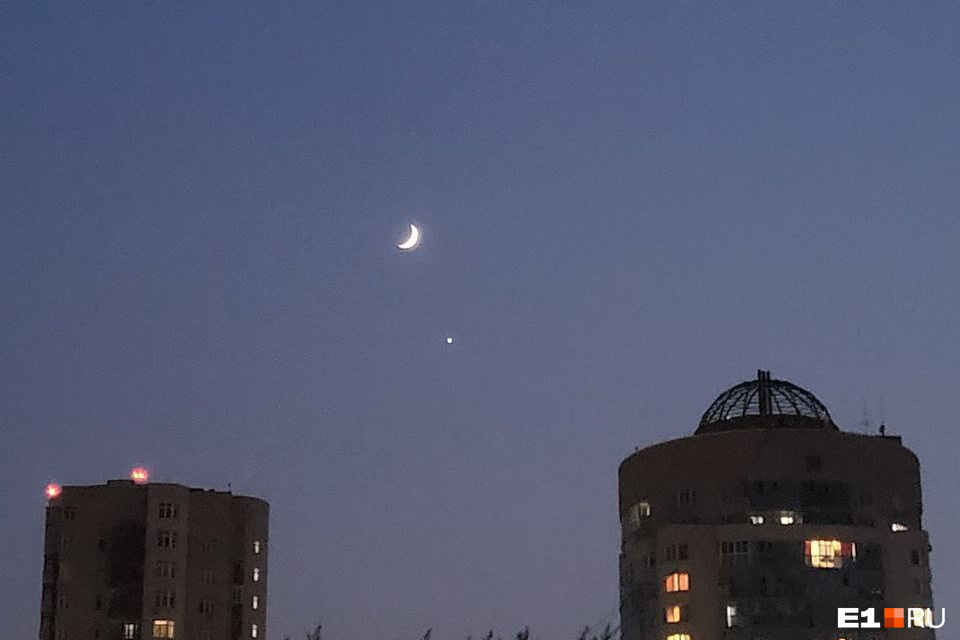В небе над Уралом встретились Луна и необычайно яркая Венера: эффектные фото
