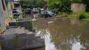 «Из дома нет возможности выйти!»: в Челябинске затопило двор, вода стоит в подвале и около подъездов