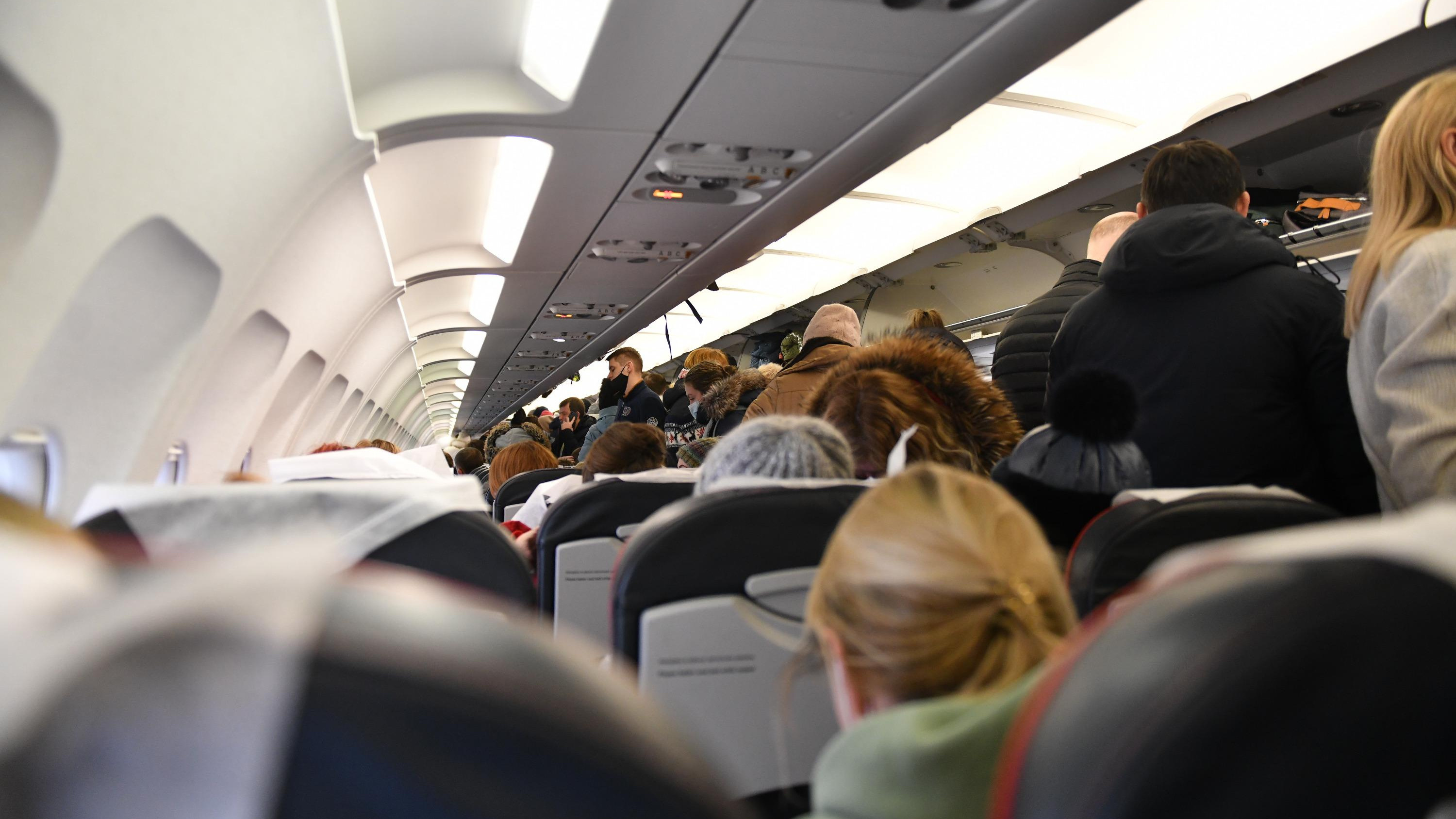 Орал матом на пассажиров: в аэропорту Екатеринбурга пьяный саратовец пытался зайти в самолет