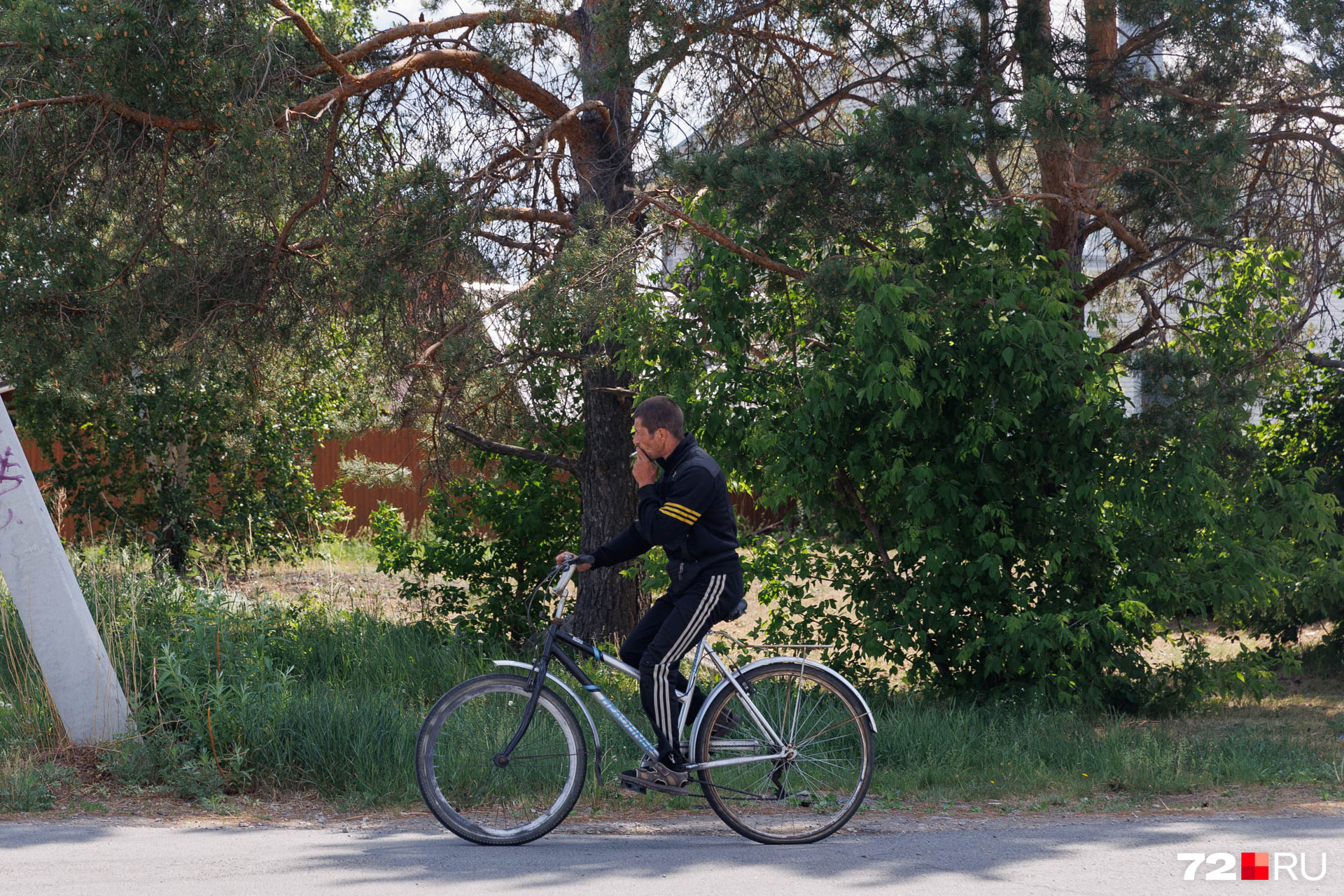 По Тюмени так вальяжно на велосипеде не покатаешься: везде самокатчики и спешащие по делами пешеходы. А в деревне — свобода и простор!