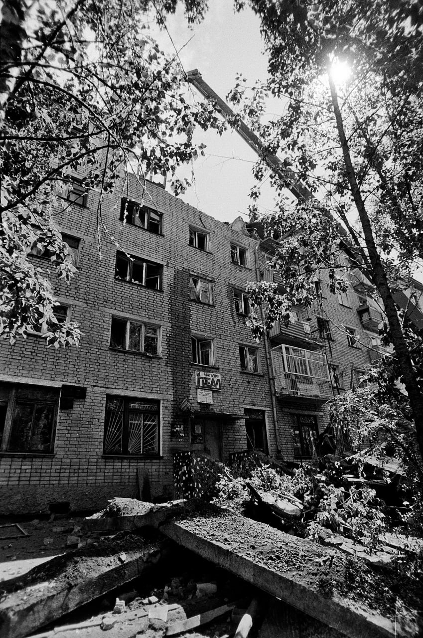 Разрушения с обратной стороны дома Разрушения с обратной стороны дома