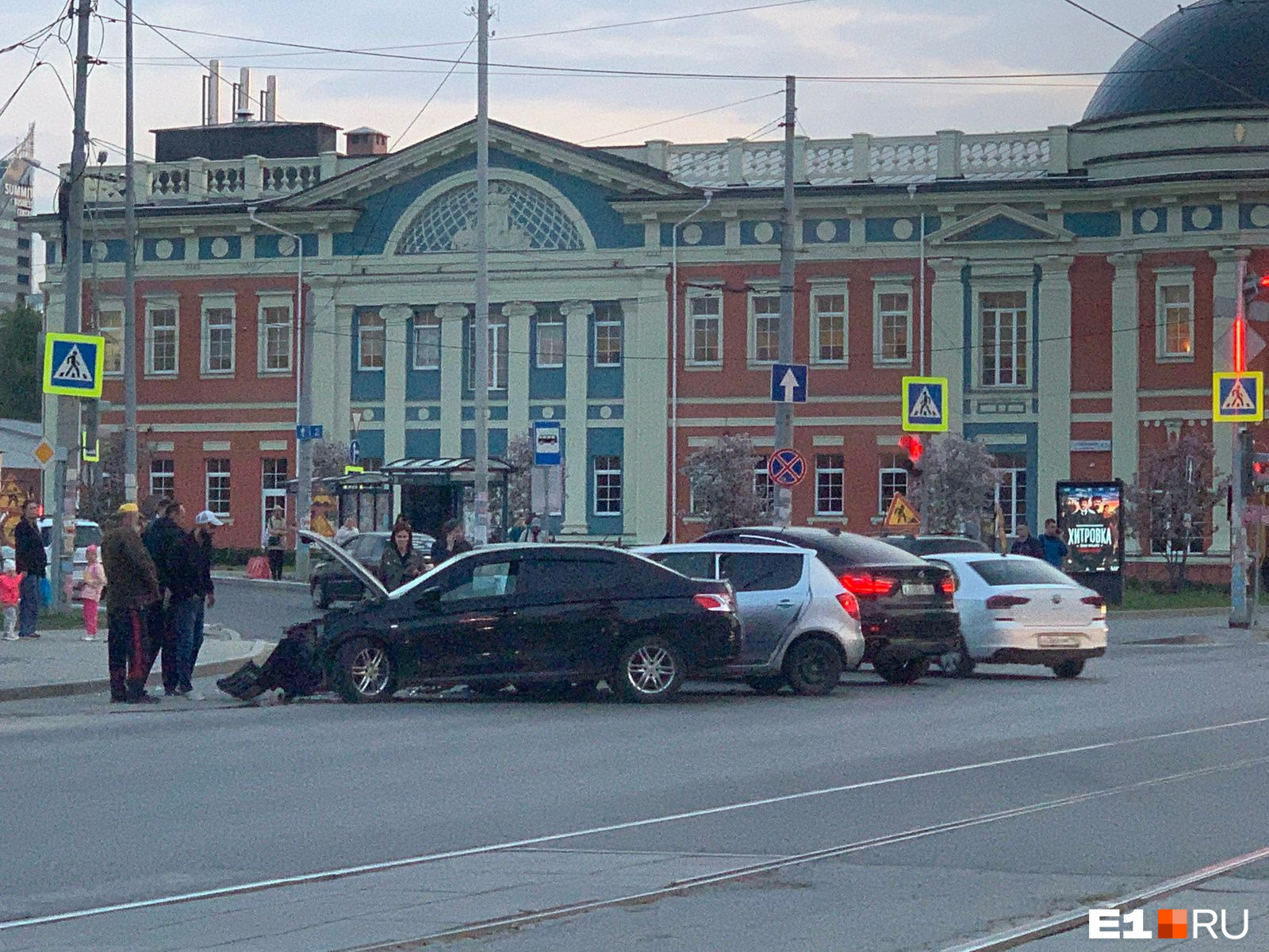 В центре Екатеринбурга пьяный водитель протаранил легковушку: видео с моментом аварии