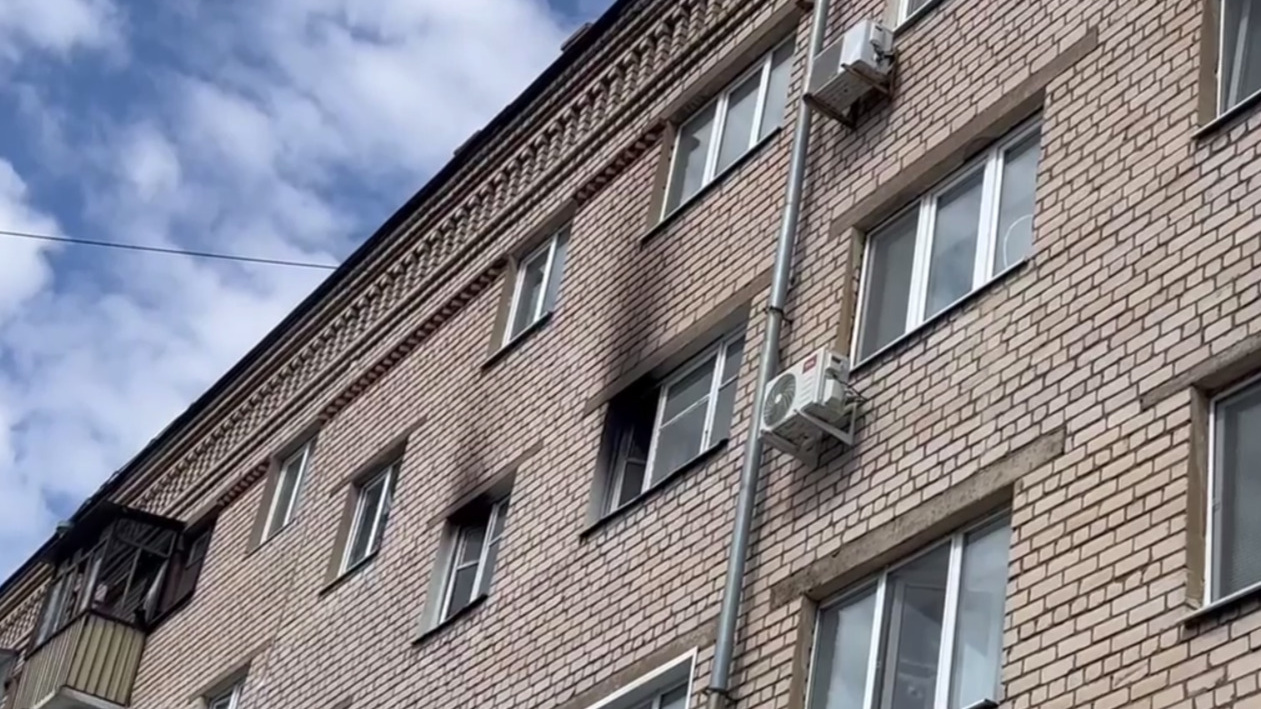 Люди эвакуированы: в Оренбурге загорелась квартира на Краснознаменной