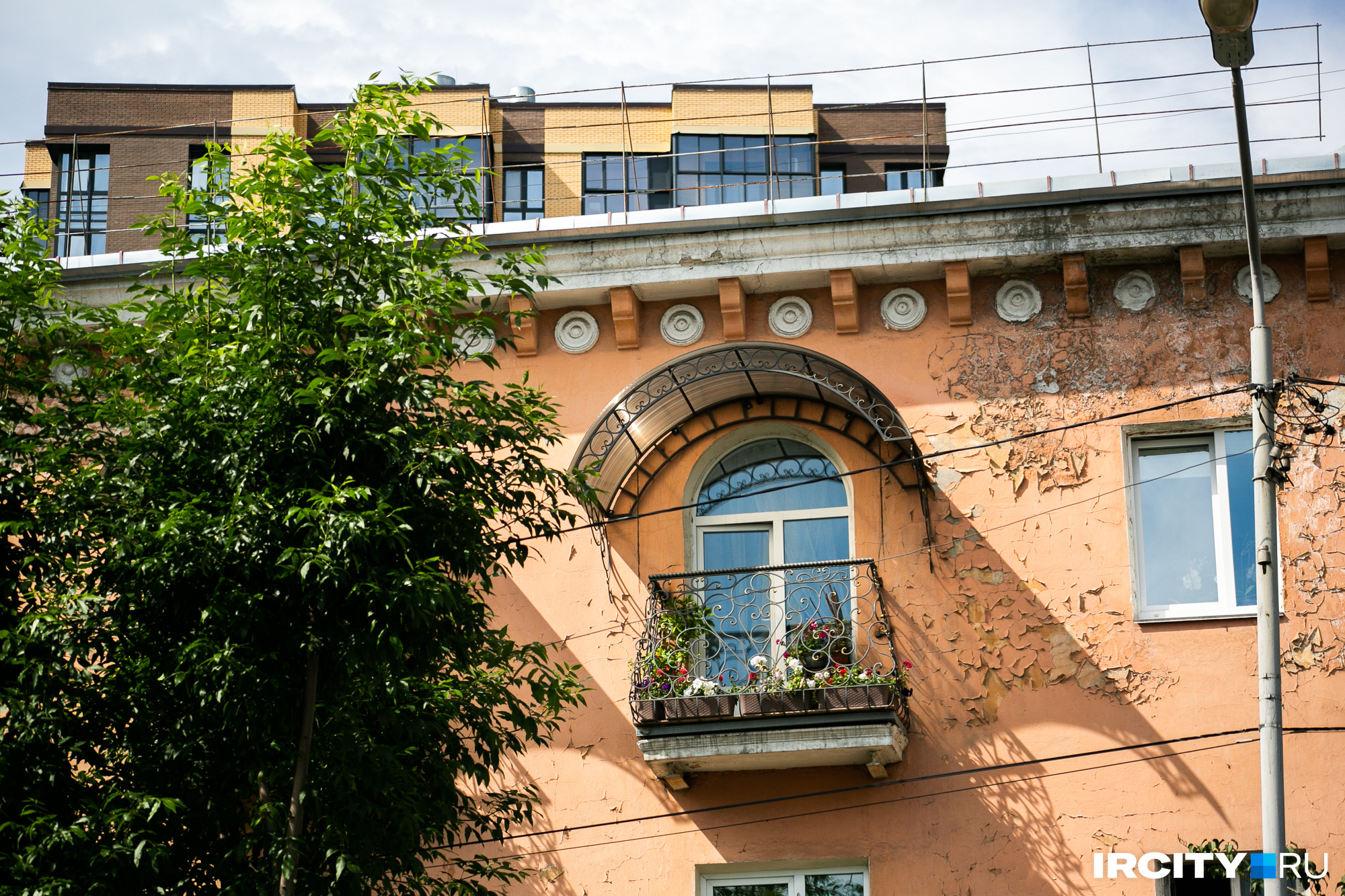 Местные жители аккуратно оформляют свои балкончики — любо-дорого глянуть!
