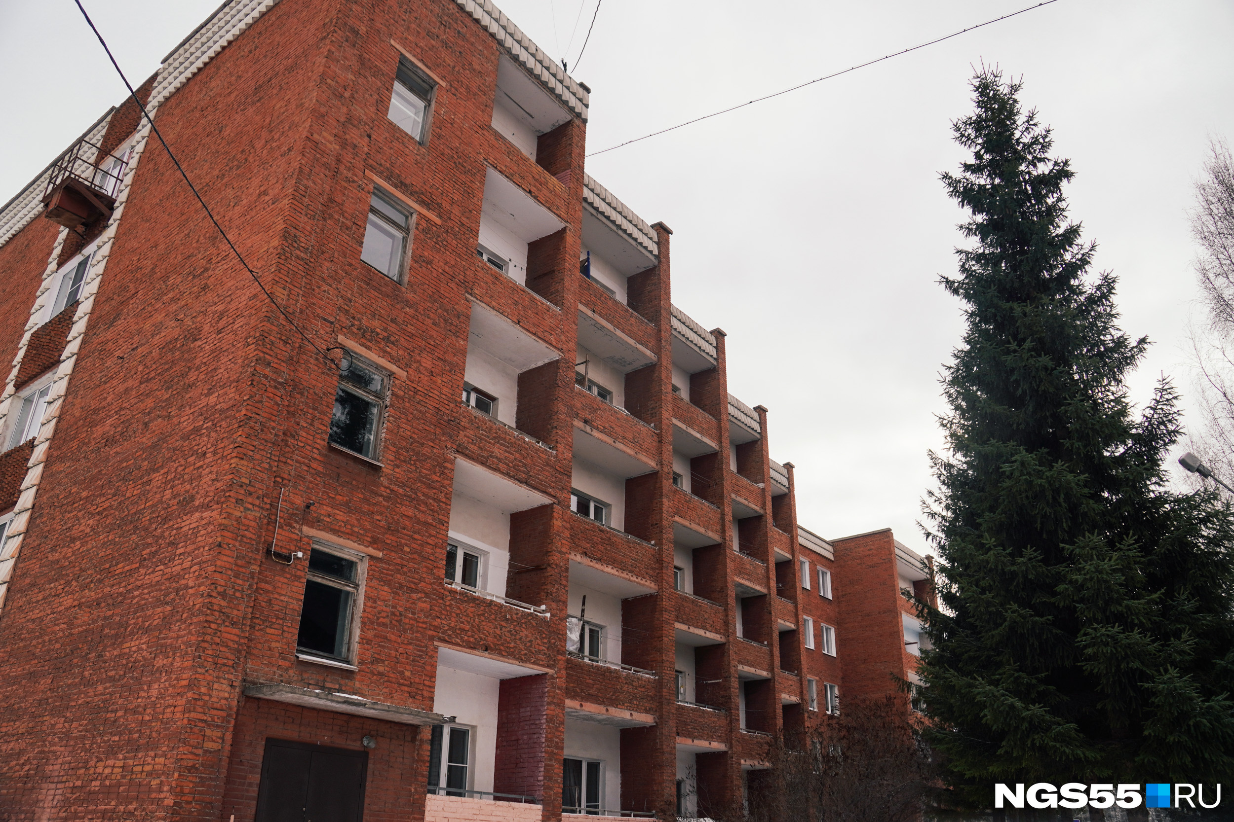 Возле Куйбышевского дома-интерната большое пространство, где можно гулять Возле Куйбышевского дома-интерната большое пространство, где можно гулять