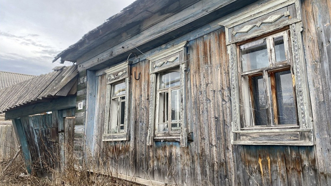 Дворы поросли травой: посмотрите на восемь заброшенных деревень России, в которых жизнь остановилась