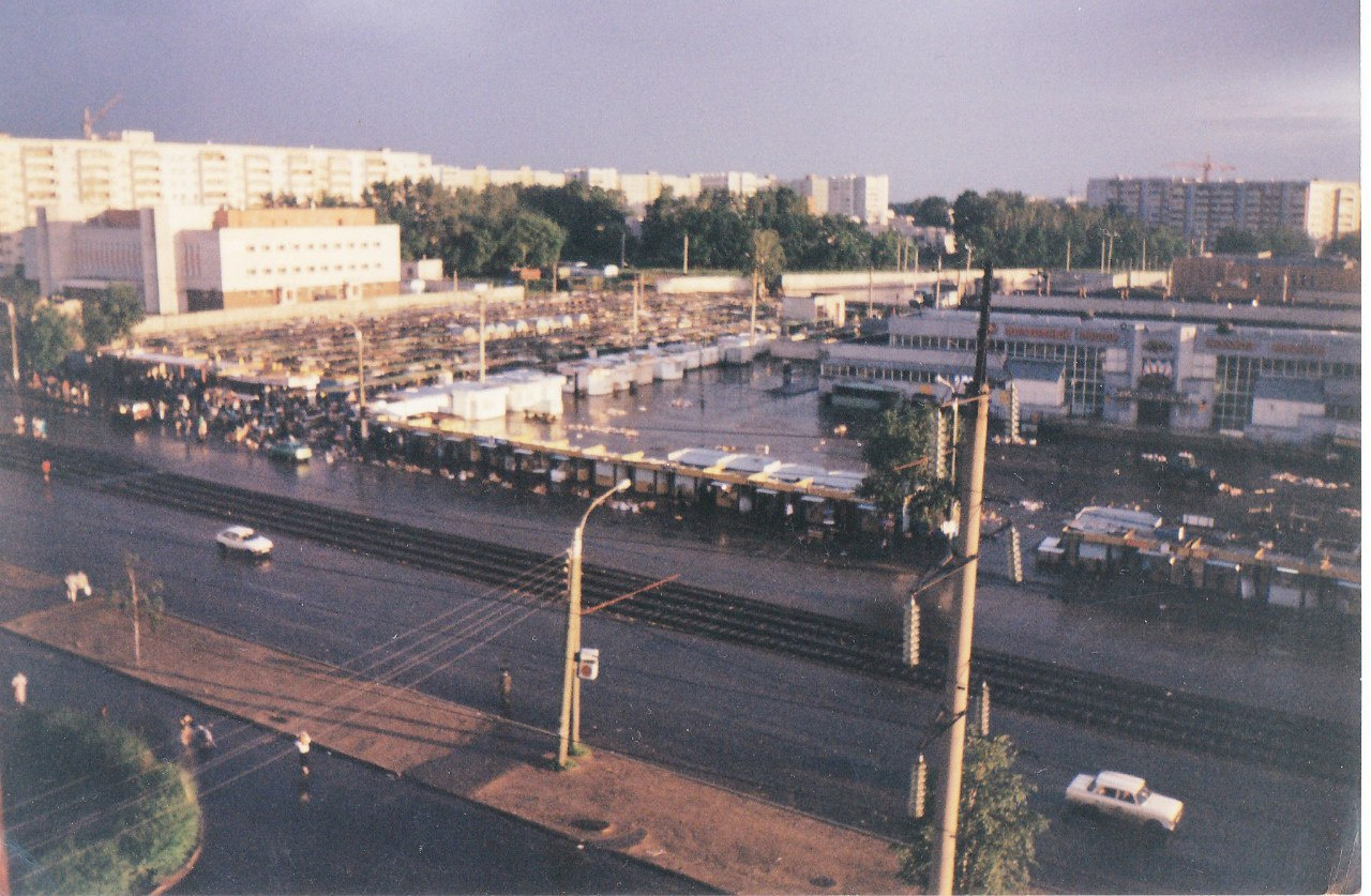 Приволжский рынок в 1996 году Приволжский рынок в 1996 году