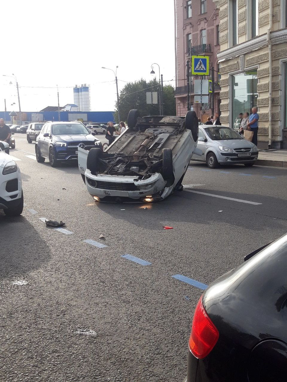 Водитель автомобиля увернулся от самокатчика и оказался на крыше на  Мытнинской набережной | 11.09.2023 | Санкт-Петербург - БезФормата