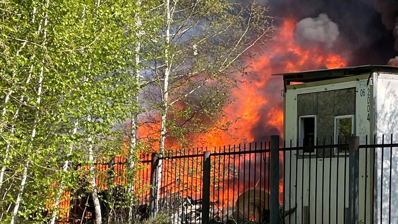 «Черный дым! Сигналы!» На крупное возгорание в Челябинской области направили 28 пожарных