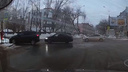 Mazda вылетела на тротуар и сбила прохожую на Мичурина — момент удара попал на видео