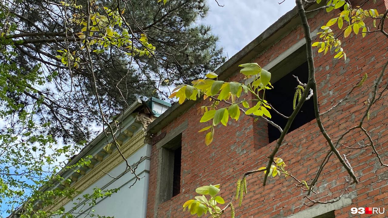 Смысл этой кирпичной пристройки к павильону не совсем ясен Смысл этой кирпичной пристройки к павильону не совсем ясен