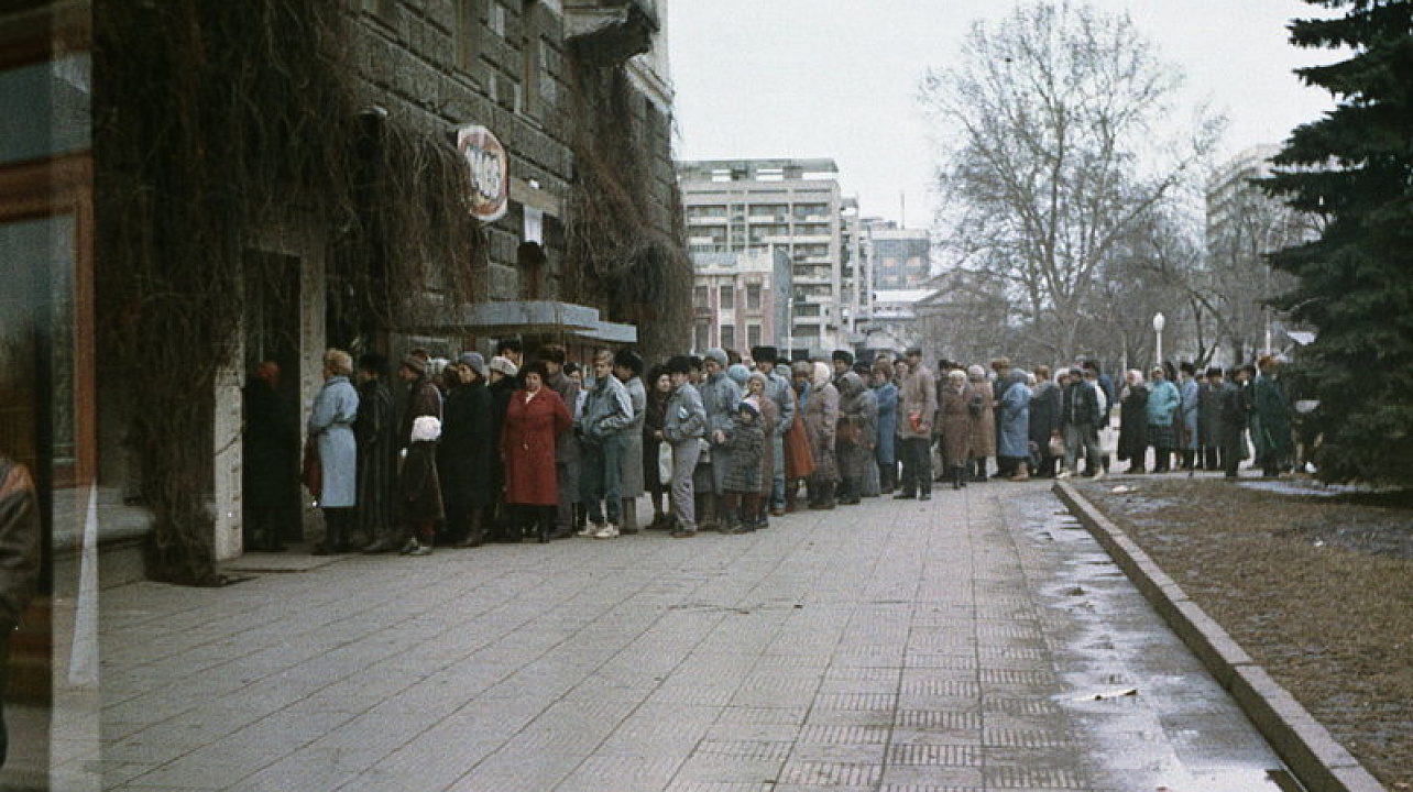 Угол улиц Красной и Ленина, очередь в хлебный магазин, февраль 1992 года