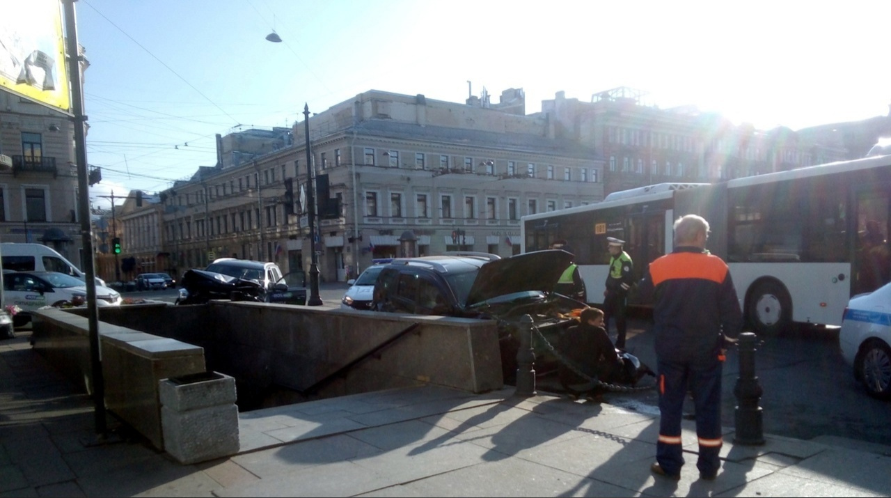 Видео ДТП на Невском: каршеринг бьёт машину и врезается в ограждение подземного перехода