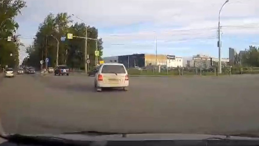 «Петушиный поступок»: Lexus без номеров объехал по встречке светофор в Новосибирске — видео