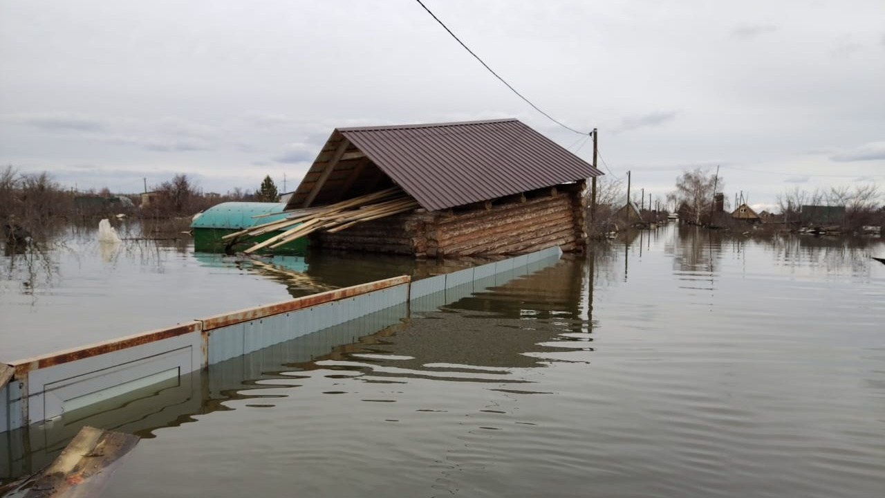 «Дома теперь в других местах всплывают»: житель Орска показал на видео затонувший город