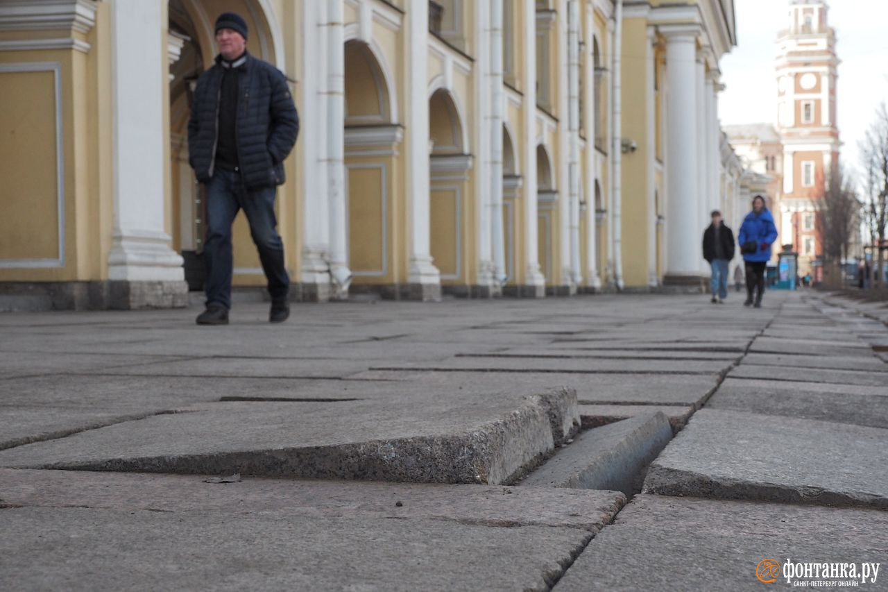 «Плиты, как клавиши, играют». Петербуржцы спотыкаются на «разболтанных» тротуарах после зимы