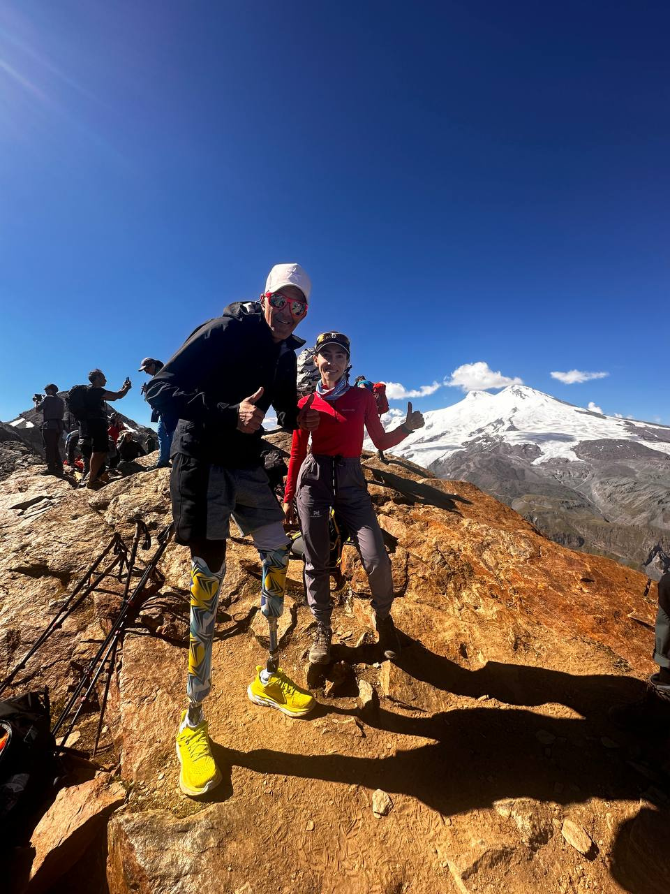 Это иранский турист, который поднялся на Эльбрус за день до нашего штурма. Мы на горе Чегет, 3400 метров