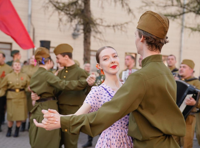 Выставка ретроавто и песни военных лет: как Кузбасс отпраздновал День Победы