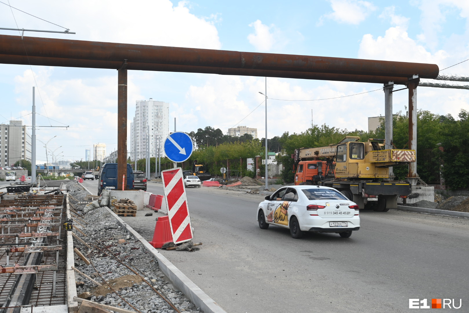 Не трамвай — объедешь. Ржавая «триумфальная арка» отняла часть дороги у водителей Екатеринбурга