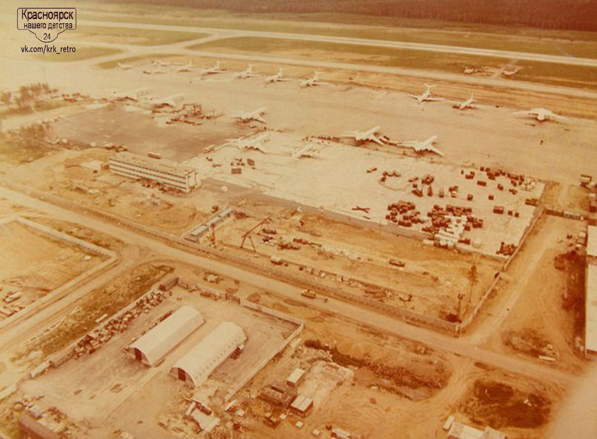 Аэропорт Емельяново в <nobr class="_">1980-е</nobr> годы. На фото видно, что стройка еще не окончена Аэропорт Емельяново в <nobr class="_">1980-е</nobr> годы. На фото видно, что стройка еще не окончена