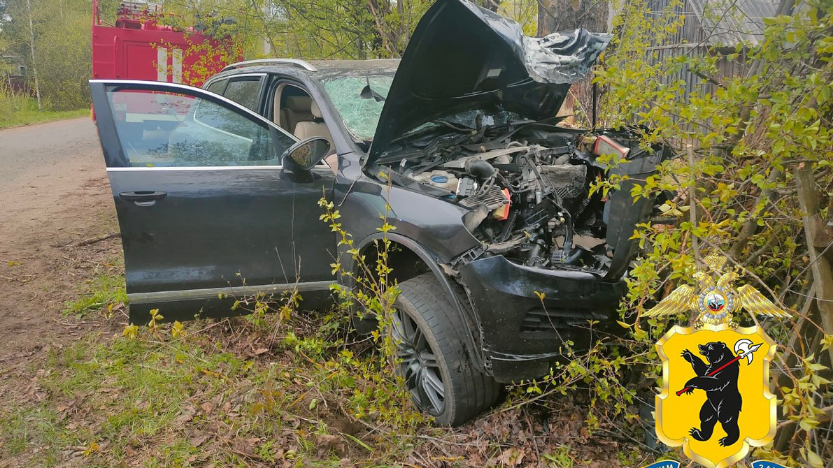 Водитель разбился насмерть: в Ярославской области «Фольксваген» влетел в дерево