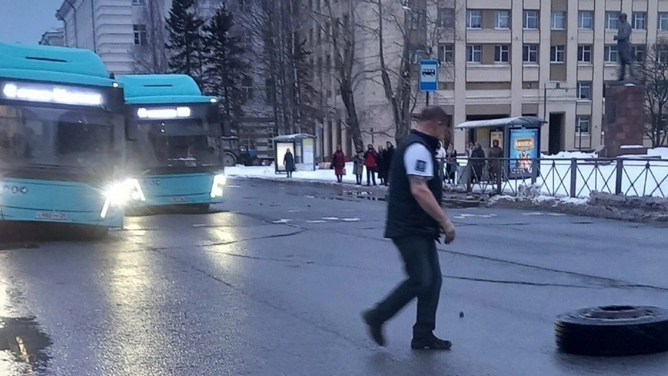 «Недокрутили гайки»: в центре Архангельска у автобуса на ходу отвалилось колесо