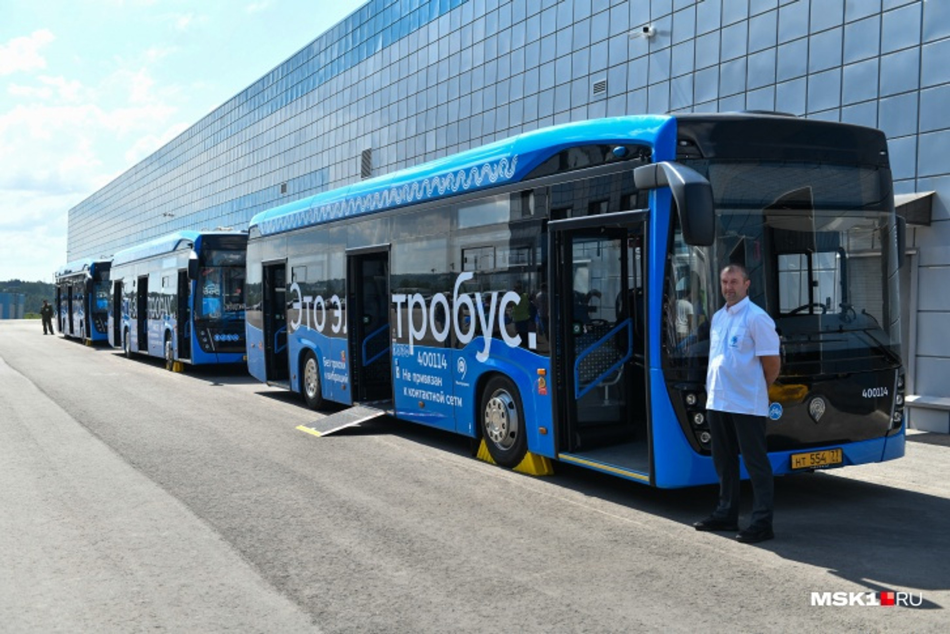 «Не хватит заряда»: в Красноярске некуда ставить новые электробусы, а на улице их держать нельзя