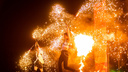 Как укрощают пламя: 10 горячих фото с фестиваля «Огни Сибири», который прошел под дождем