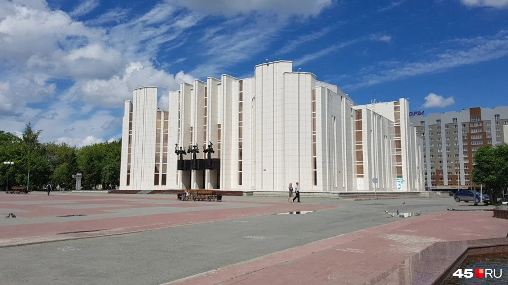 Еще несколько лет назад облик областной филармонии не старались украсить рекламой Еще несколько лет назад облик областной филармонии не старались украсить рекламой
