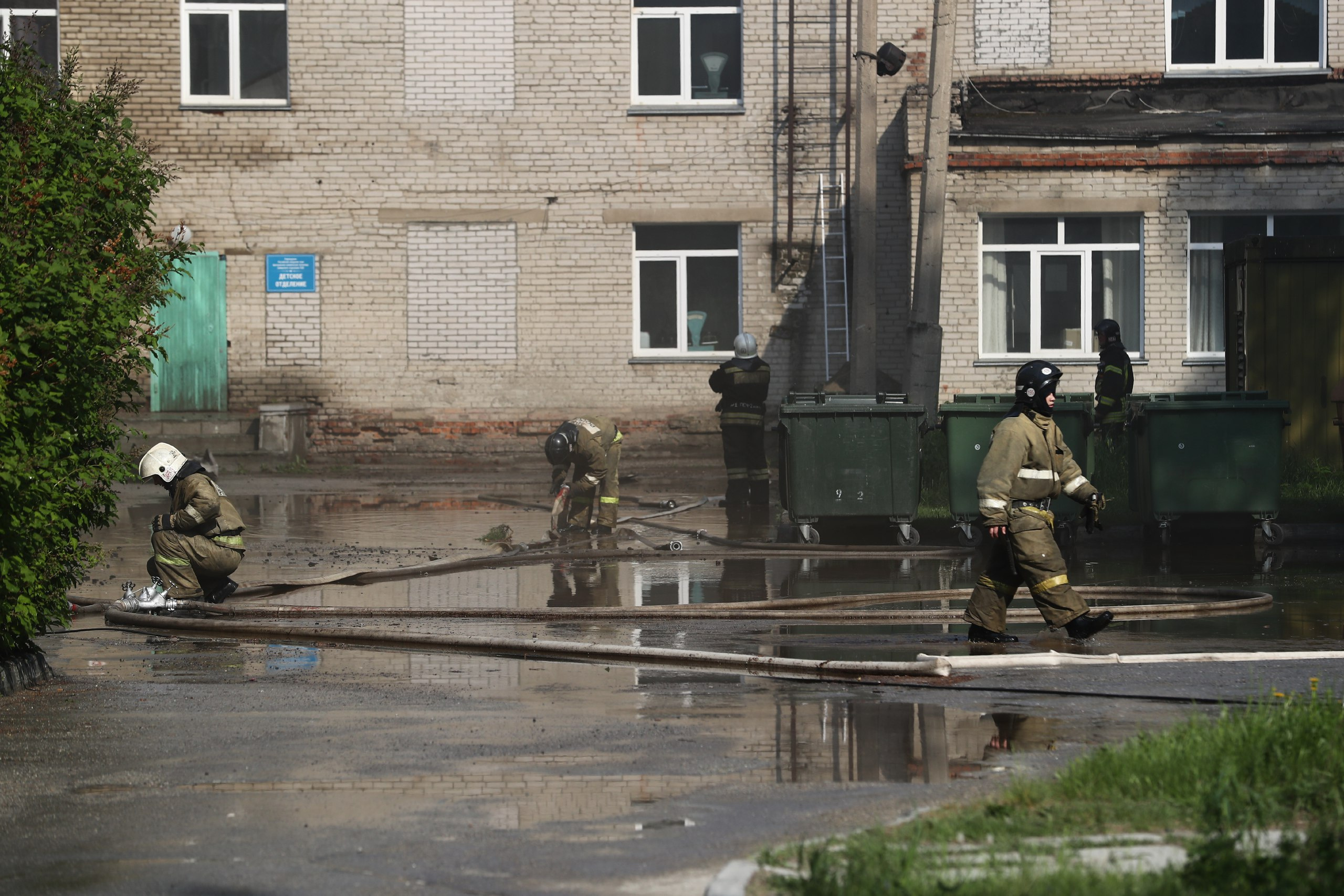 На месте возгорания в здании больницы развернули штаб пожаротушения. На месте возгорания в здании больницы развернули штаб пожаротушения.