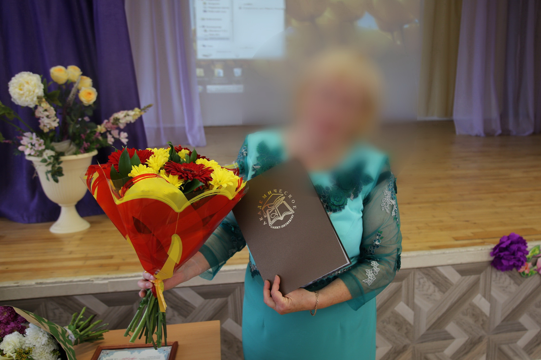 Публичная порка или поиск справедливости? В петербургской школе родители добиваются увольнения пожилого педагога